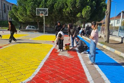 universiteli-genclerden-ilkokula-cocuklar-icin-oyun-alani