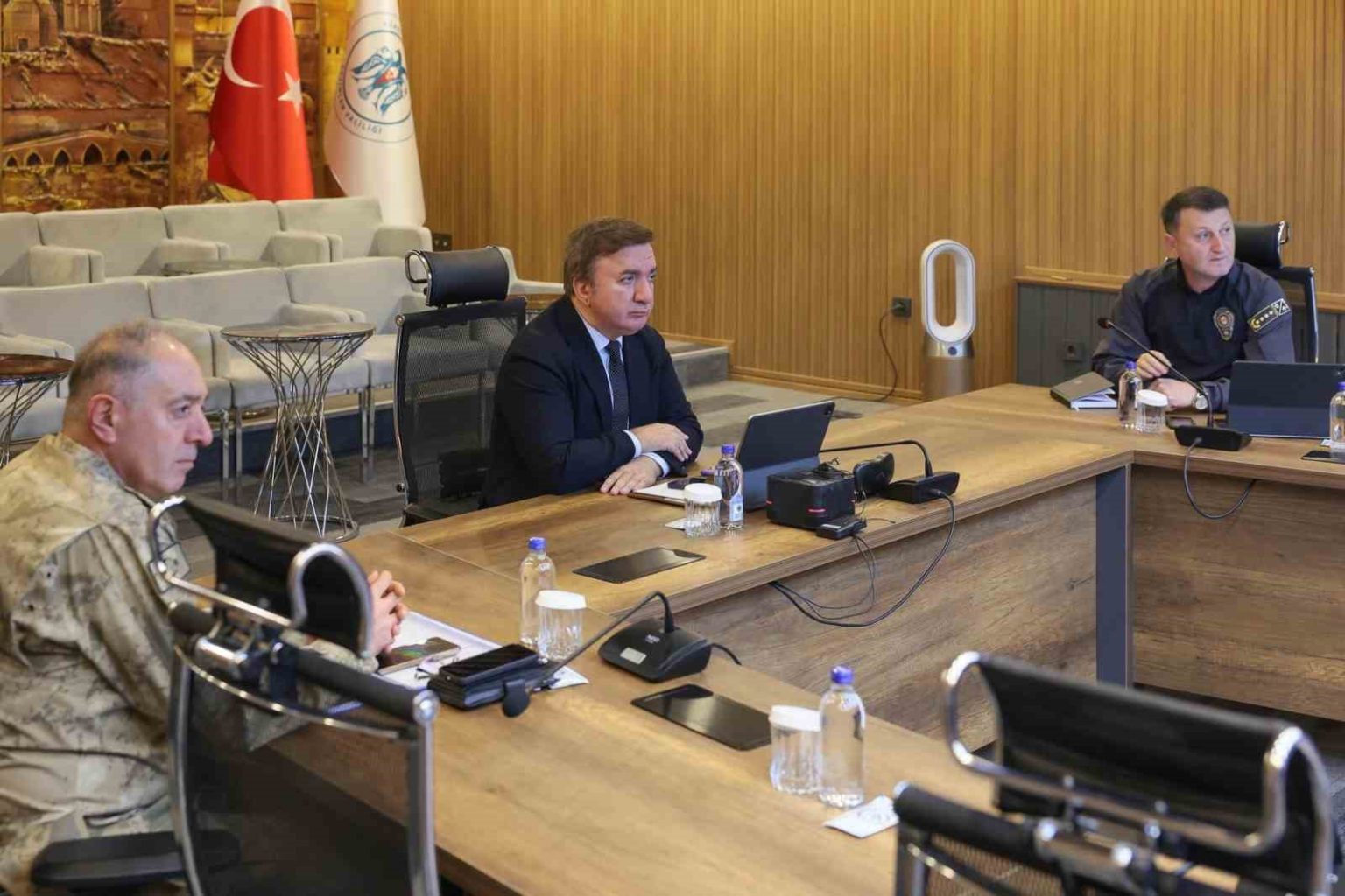 vali-aydogdu-icisleri-bakani-yerlikayanin-baskanligindaki-vks-toplantisina-katildi