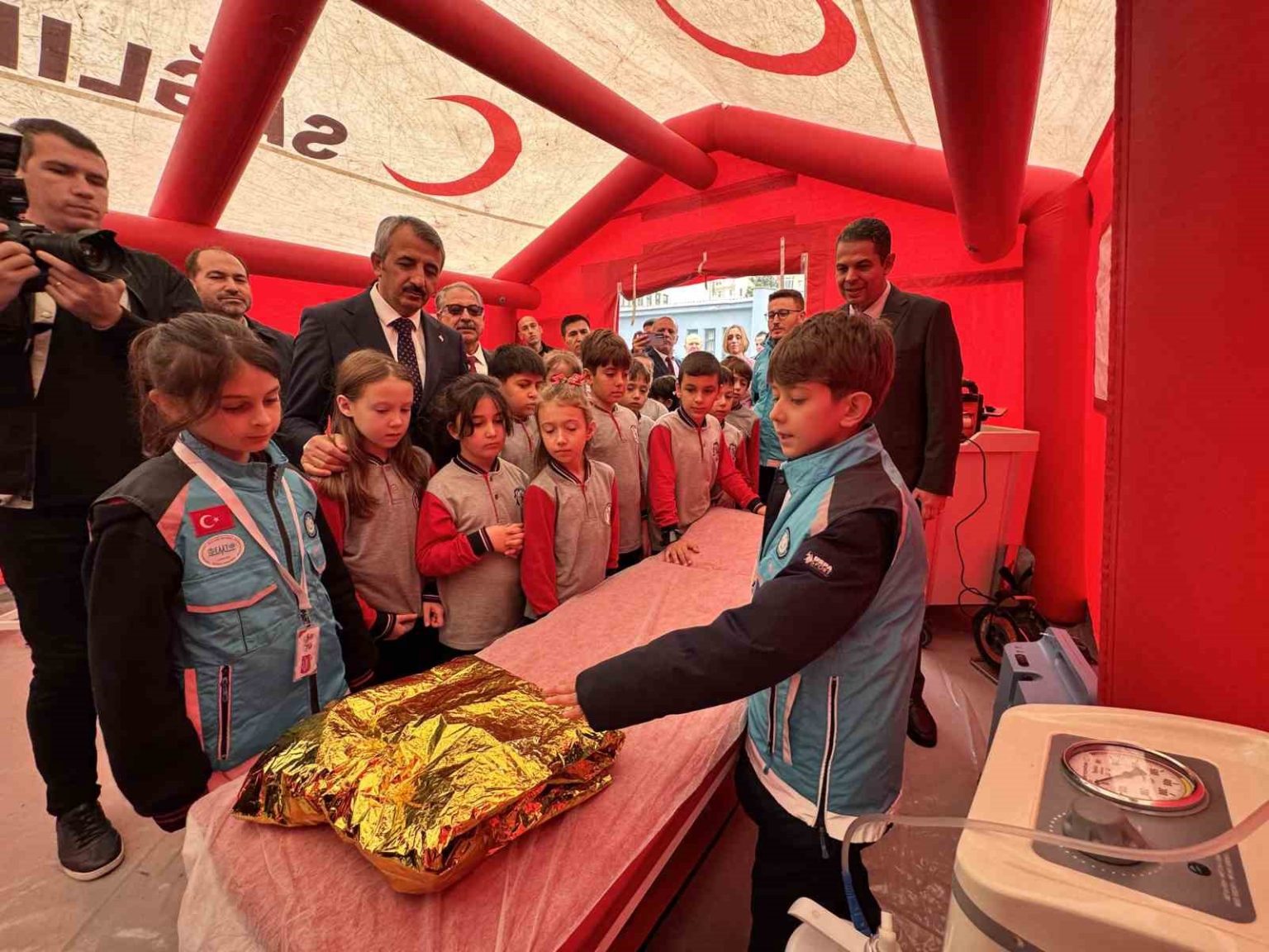 vali-ogrencilerle-geleneksel-oyunlar-oynadi