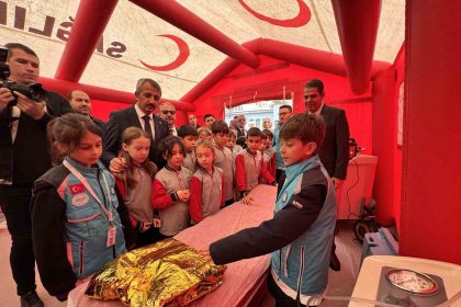 vali-ogrencilerle-geleneksel-oyunlar-oynadi