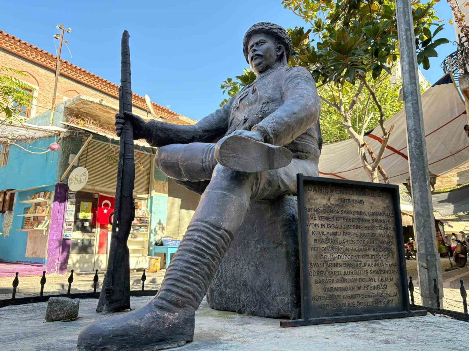 yunanlilari-kendi-silahlariyla-vuran-ismail-efenin-heykelindeki-kama-calindi