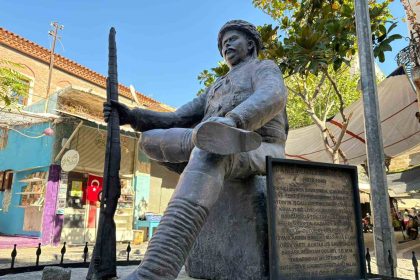 yunanlilari-kendi-silahlariyla-vuran-ismail-efenin-heykelindeki-kama-calindi