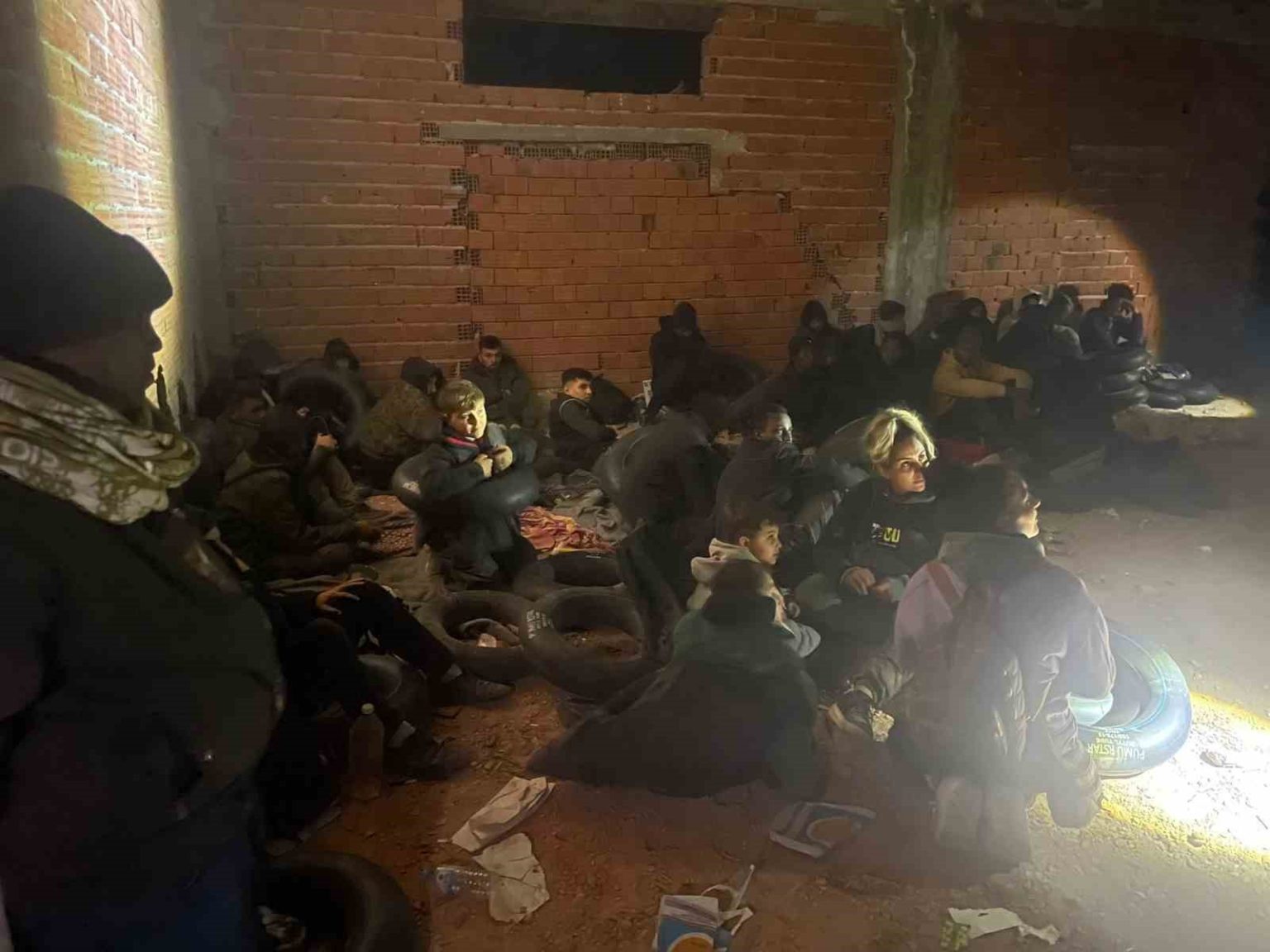 metruk-binadan-29-kacak-gocmen-cikti