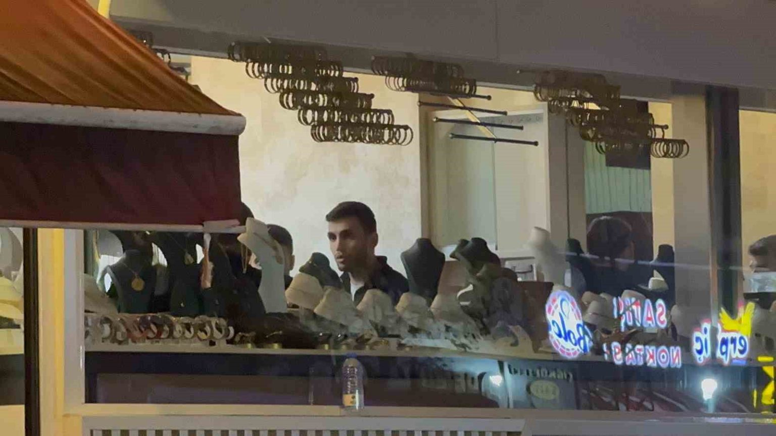 tahliye-edilen-binada-kuyumcu-alarmi-ziynet-esyalarini-dakikalar-icinde-topladi