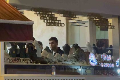 tahliye-edilen-binada-kuyumcu-alarmi-ziynet-esyalarini-dakikalar-icinde-topladi