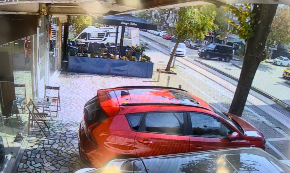 15-milyon-liralik-cipe-carpmamak-icin-manevra-yapti-tatlici-dukkanina-boyle-girdi