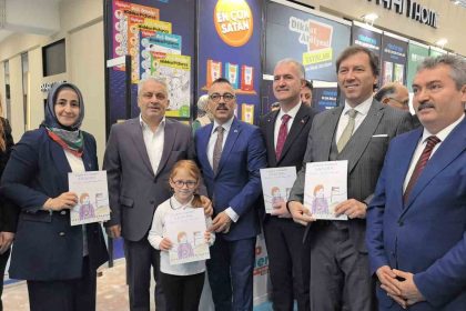 9-yasindaki-kiz-ogrenciden-duygulandiran-calisma-10-gunde-filistine-donmek-isteyen-kiz-kitabini-yazdi