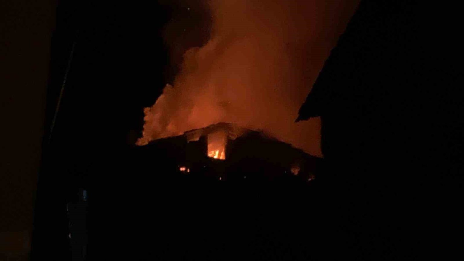 alevlere-teslim-olan-ev-kule-dondu