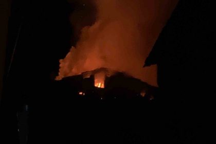 alevlere-teslim-olan-ev-kule-dondu