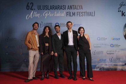 altin-portakalin-kapanisinda-sinemanin-yildizlari-kirmizi-halida-bulustu