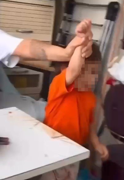 anneden-cocuguna-tepki-ceken-muamele-istemiyorum-seni-defol