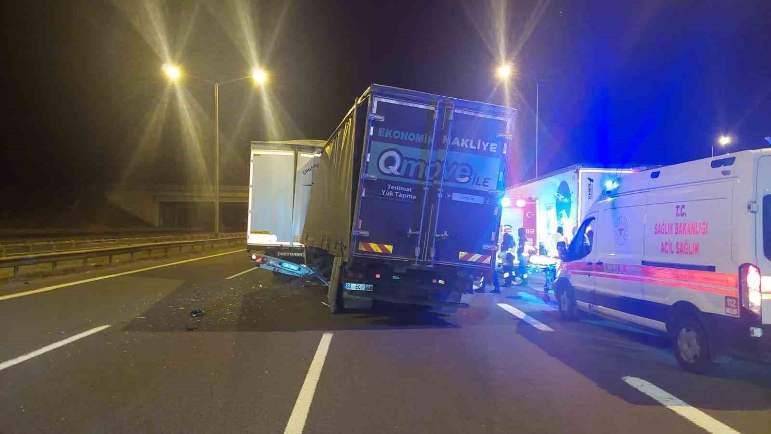 ariza-yapan-tira-carpan-kamyon-soforu-hayatini-kaybetti