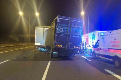 ariza-yapan-tira-carpan-kamyon-soforu-hayatini-kaybetti