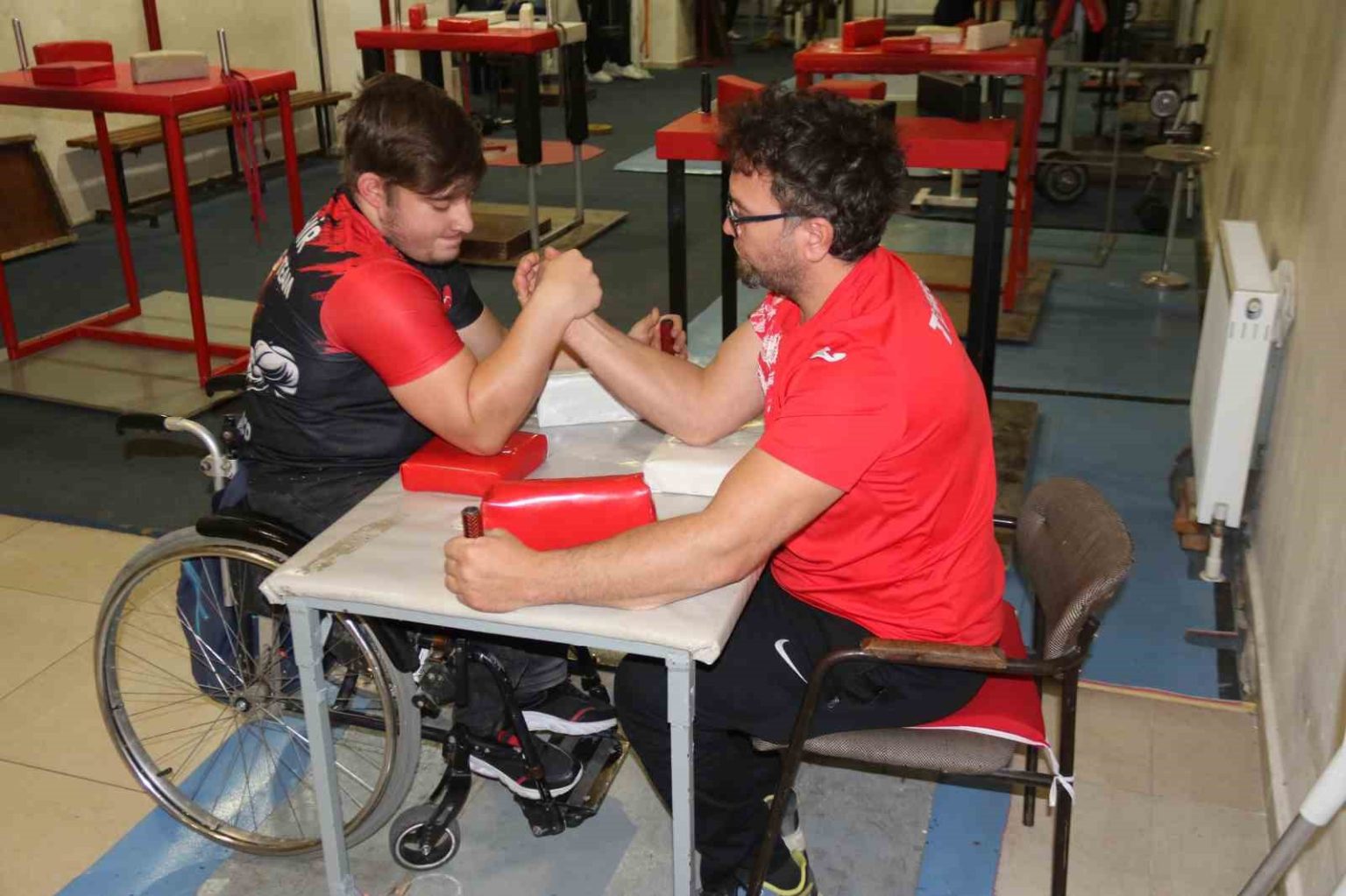 ayni-engele-sahip-olan-ogrencisi-ile-bilek-guresi-yapiyor