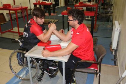 ayni-engele-sahip-olan-ogrencisi-ile-bilek-guresi-yapiyor