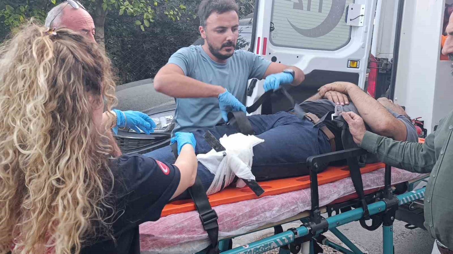 bacagina-saplanan-korkuluk-demiri-ile-hastaneye-kaldirildi