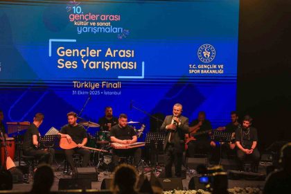 bakan-bak-gencler-arasi-ses-yarismasini-izledi-sahnede-sarki-soyledi