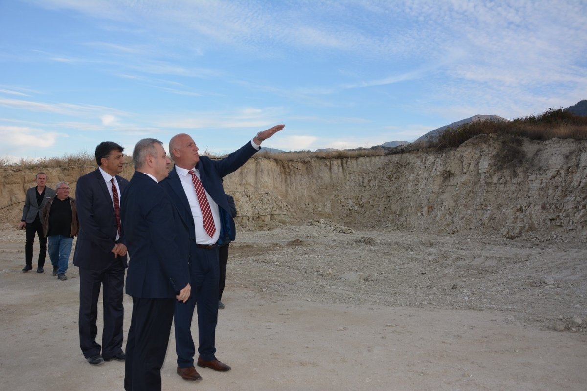 baskan-kumral-devam-eden-projeleri-yerinde-inceledi