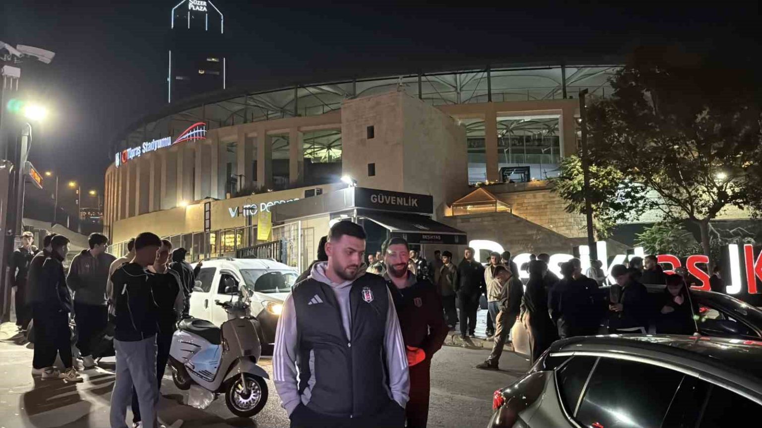 besiktasta-derbi-oncesi-silahli-kavga-1-yarali