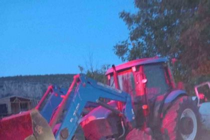 bilecikte-traktor-ile-minibus-carpisti-3-yarali