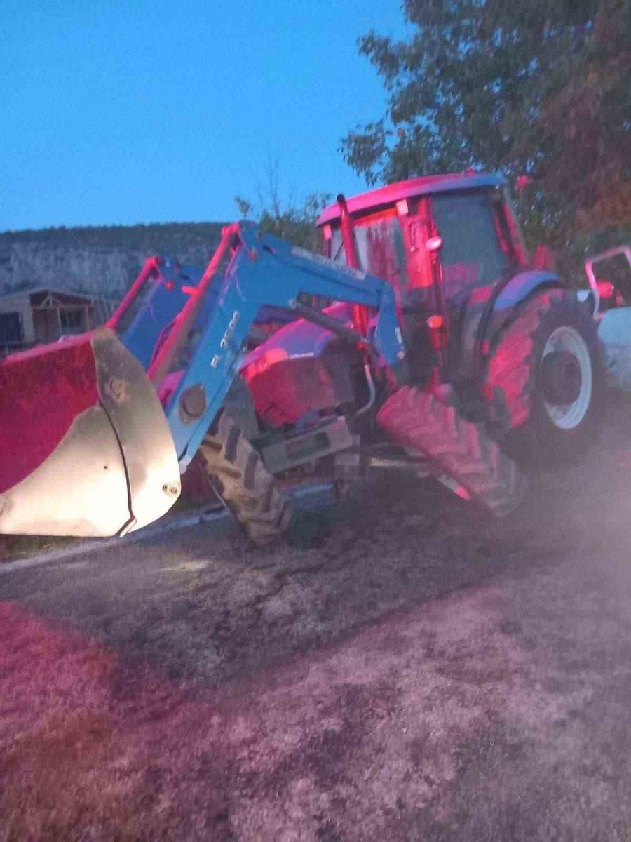 bilecikte-traktor-ile-minibus-carpisti-3-yarali