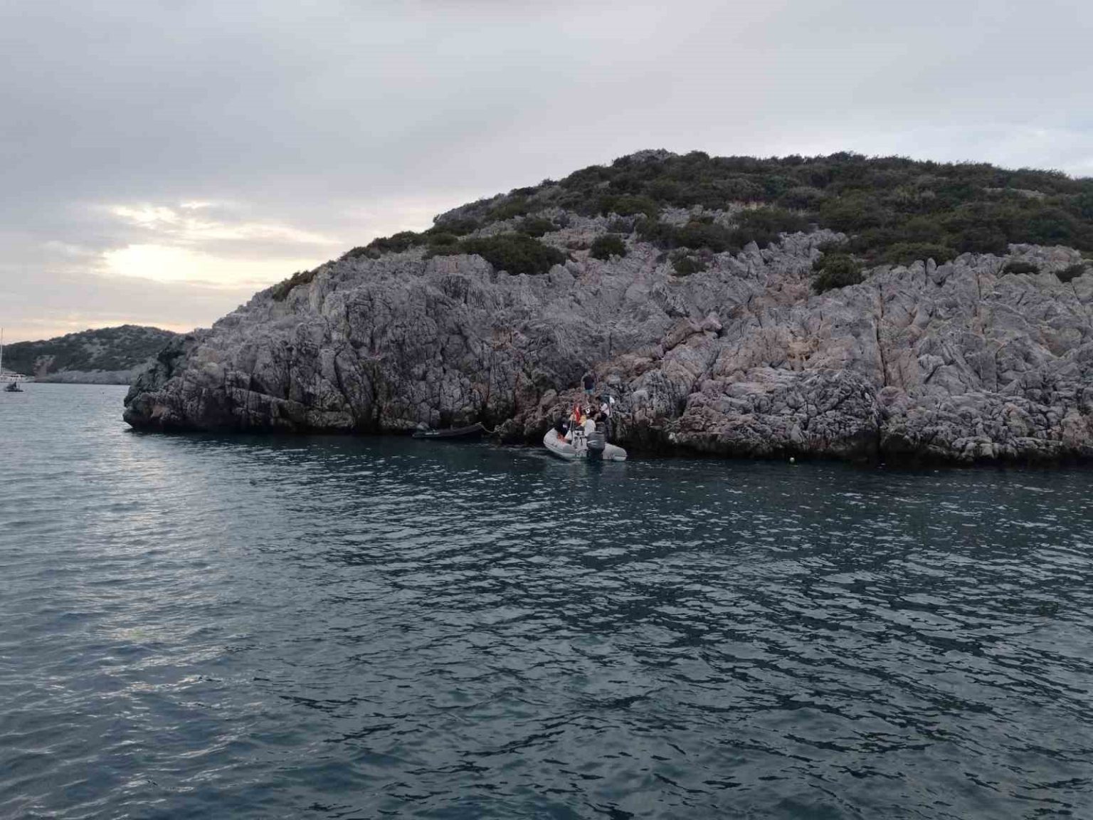 bodrumda-bot-kayaliklara-carpti-4-yarali