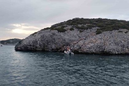 bodrumda-bot-kayaliklara-carpti-4-yarali