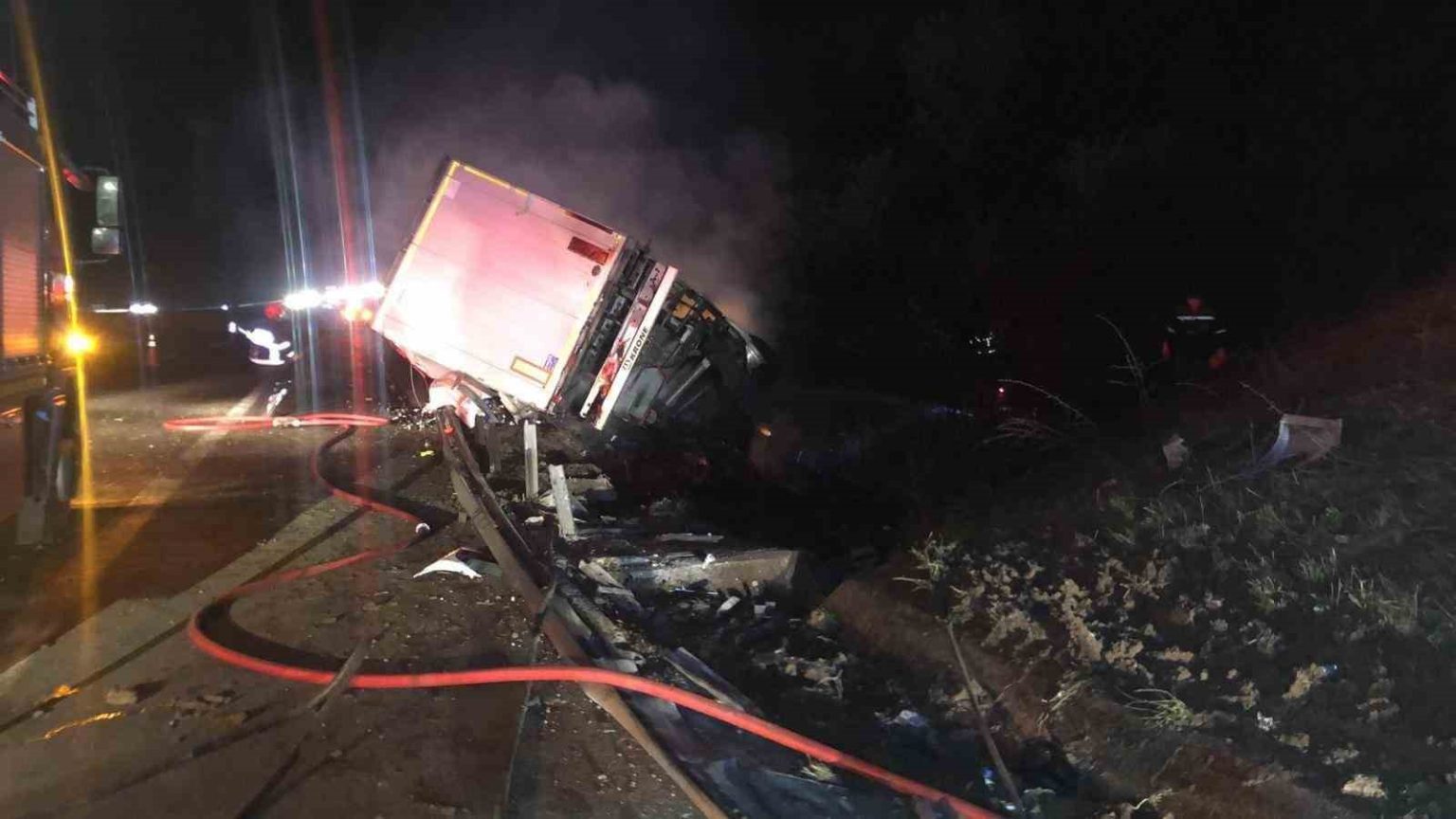 boluda-kaza-yapan-tir-alev-alev-yandi