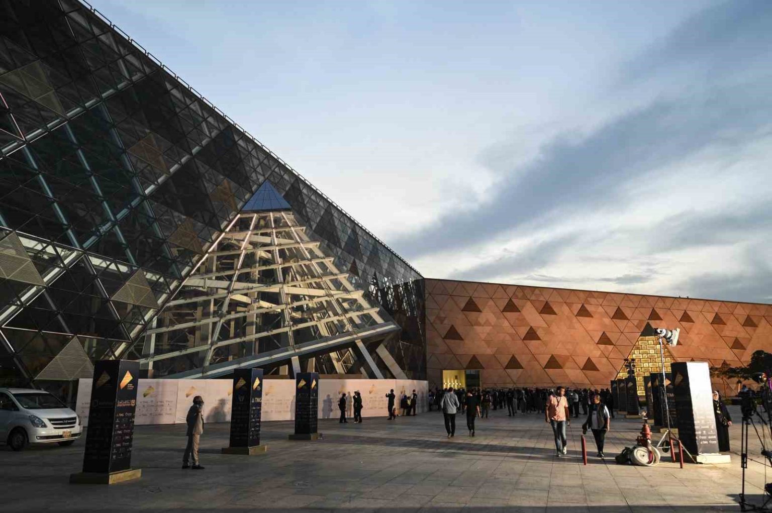 buyuk-misir-muzesi-kapilarini-ziyaretcilere-acmaya-hazirlaniyor