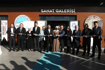 buyuksehirden-uluslararasi-ogrencilere-sanat-koprusu-bi-dunya-sanat-sergisi-acildi