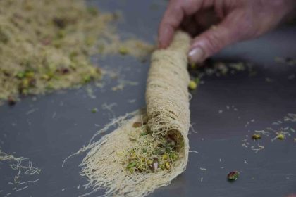 diyarbakirin-koklu-tatli-firmasi-41nci-yila-ozel-fiyatlarda-yuzde-50-indirime-gitti