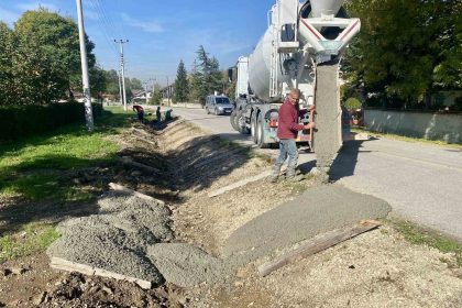 duzcede-koy-yollarina-v-kanal-yapiliyor