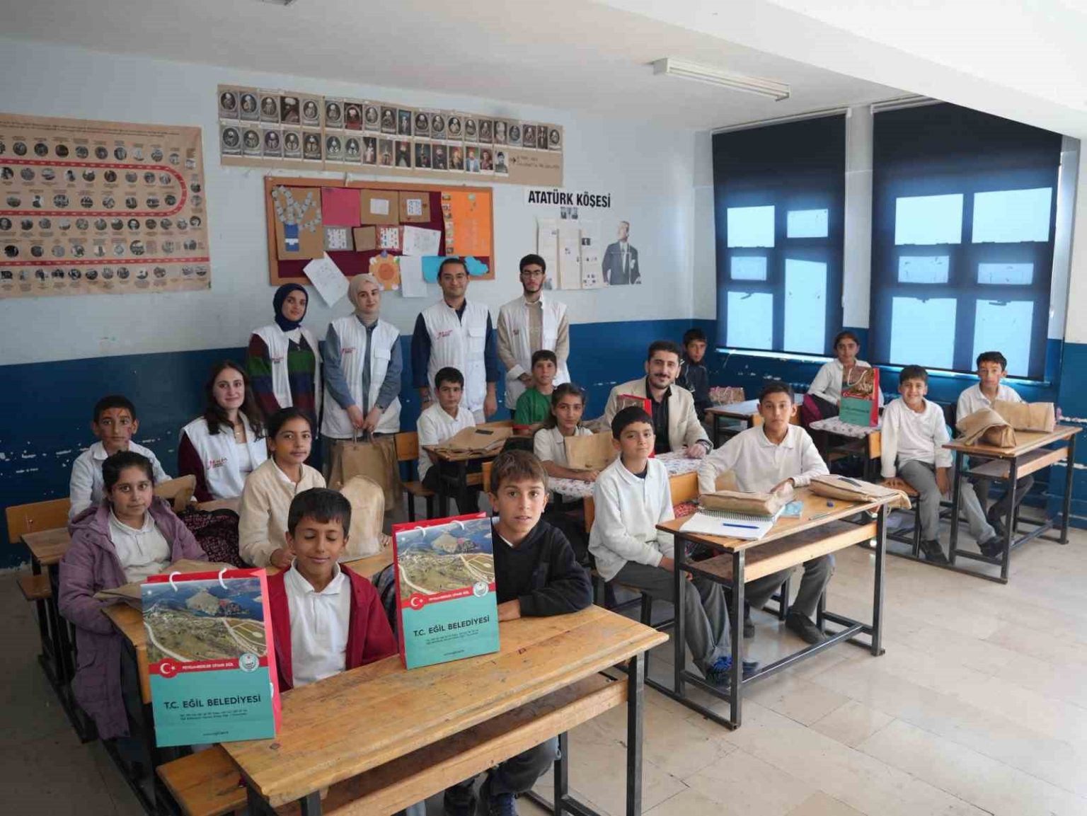 egil-belediyesi-cocuklara-dis-ve-saglikla-ilgili-hediyeler-dagitti