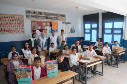 egil-belediyesi-cocuklara-dis-ve-saglikla-ilgili-hediyeler-dagitti