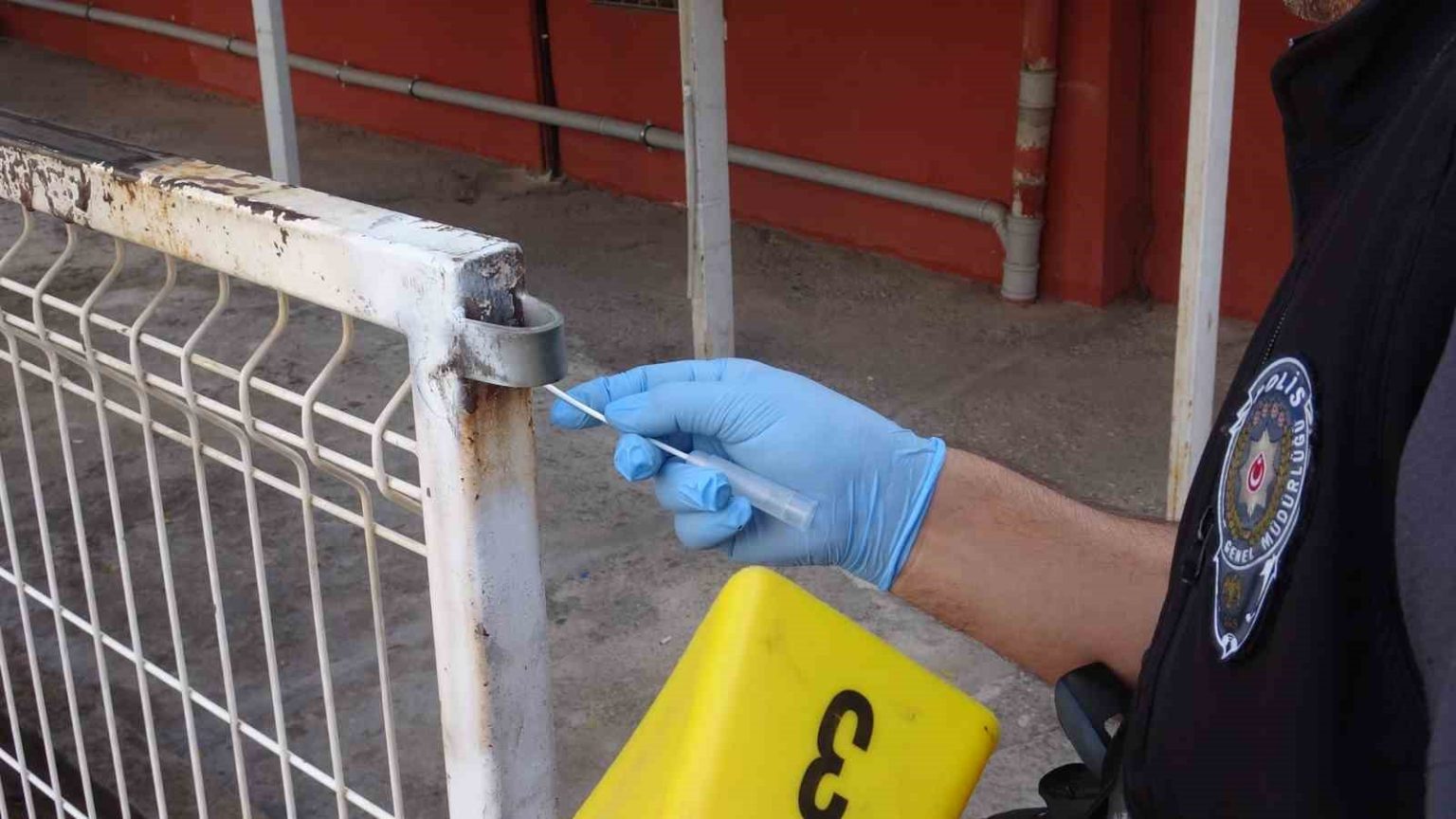 eline-aldigi-bicakla-yoldan-gecenlere-dehseti-yasatti-1-yarali