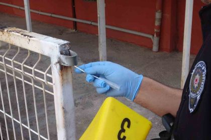 eline-aldigi-bicakla-yoldan-gecenlere-dehseti-yasatti-1-yarali