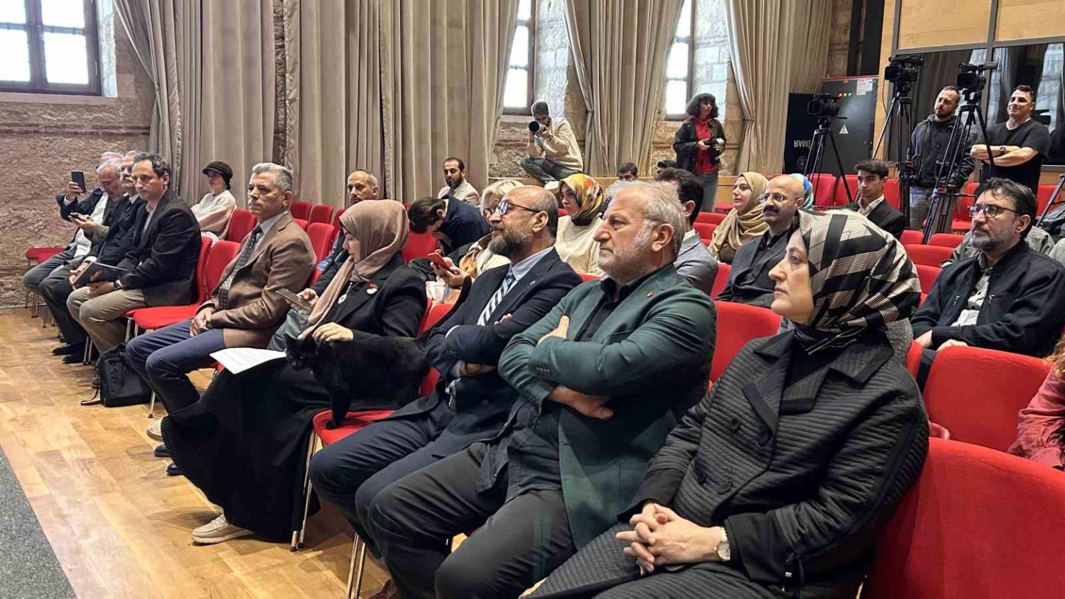 esenler-belediyesi-rami-kutuphanesinde-uluslararasi-yazarlar-bulusmasi-programi-duzenledi