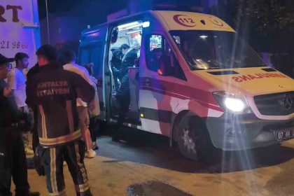 evde-yakilan-mumlar-yangina-sebep-oldu-binada-panik-yasandi