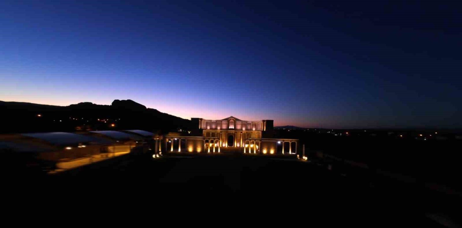 guncellendi-paranin-ilk-basildigi-sardes-antik-kenti-artik-gece-de-parliyor