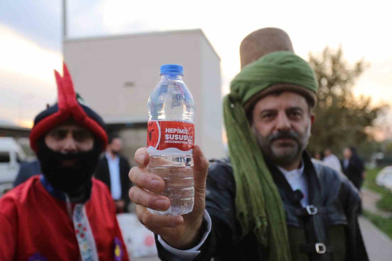 gursuda-baskan-isik-evliya-celebi-oldu-su-dagitti