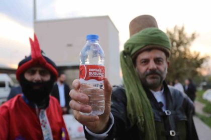 gursuda-baskan-isik-evliya-celebi-oldu-su-dagitti