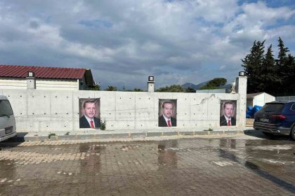 guzelbahce-ilce-baskani-erdogan-sevgisini-evinin-duvarina-tasidi