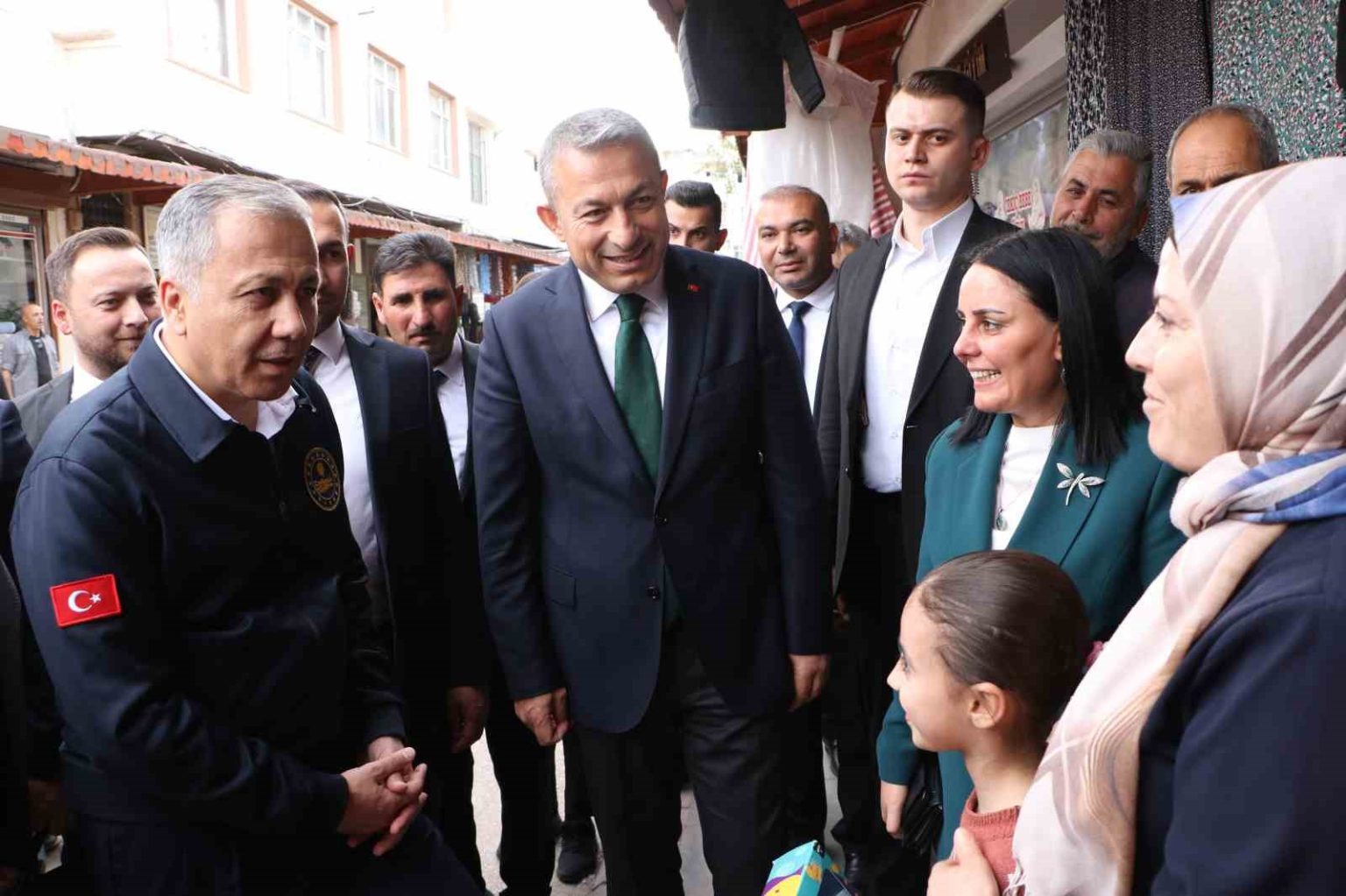 icisleri-bakani-yerlikayadan-kiliste-esnaf-ziyareti