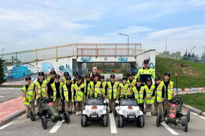 jandarma-ekipleri-ogrencilere-trafik-kurallarini-uygulamali-anlatiyor