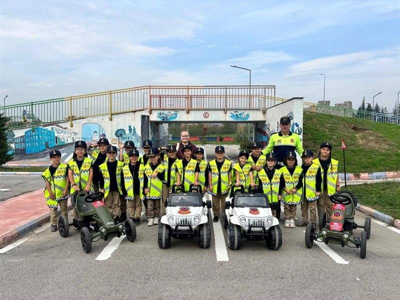 jandarma-ekipleri-ogrencilere-trafik-kurallarini-uygulamali-anlatiyor