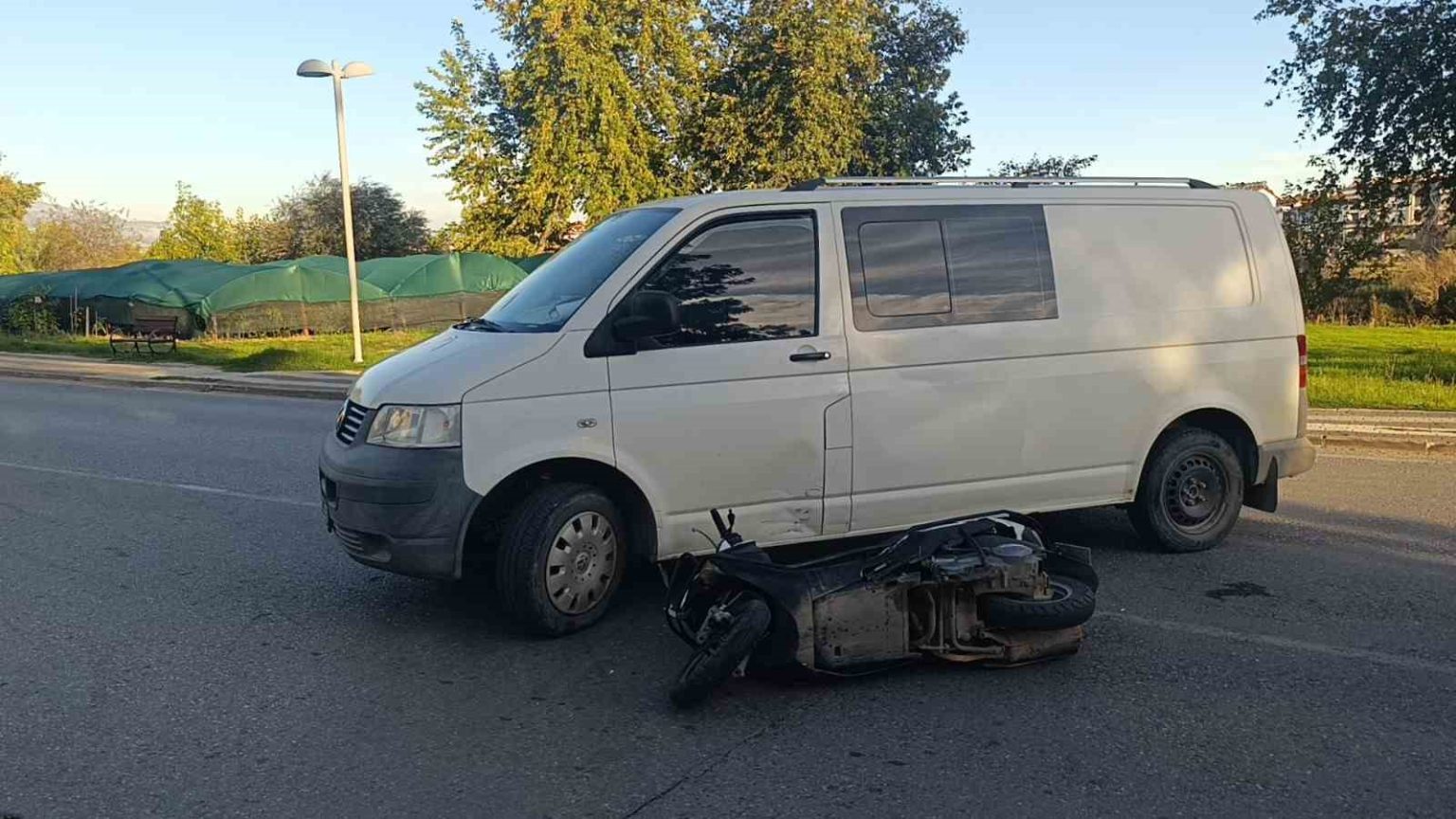 kamyonet-surucusunun-dikkatsizligi-kazayi-beraberinde-getirdi-1-yarali