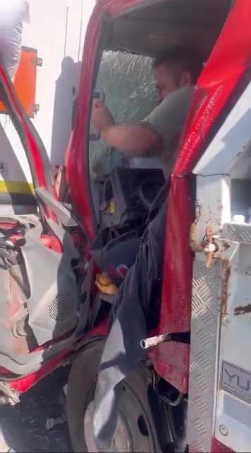 kamyonet-tira-arkadan-carpti-3-yarali