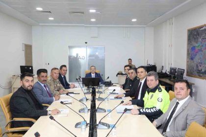 karsta-karayollari-trafik-levhalarinin-sadelestirilmesi-komisyonu-toplantisi-yapildi