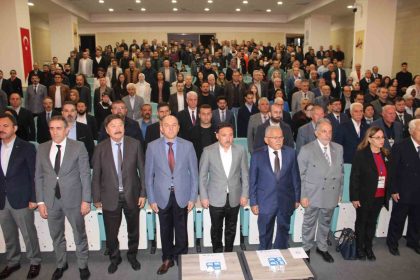 kayseri-valisi-gokmen-cicek-bu-bayraklarin-oldugu-cografyada-yasayan-hic-kimse-kendini-gocmen-hissetmez