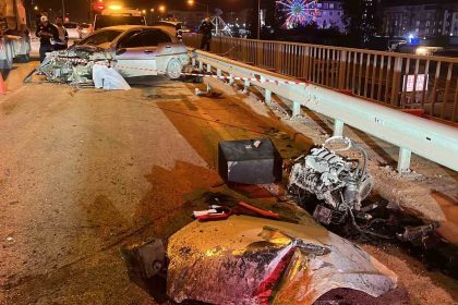 kazada-motoru-yerinden-firlayan-otomobilin-surucusu-agir-yaralandi